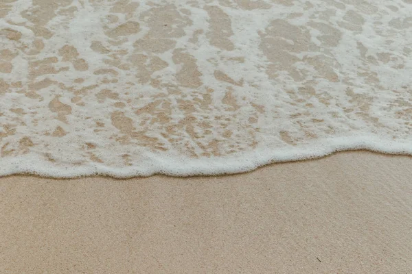 Крупный План Волнистого Моря Ударяющегося Песчаный Пляж Побережье — стоковое фото