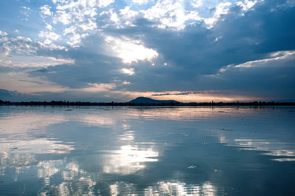 Μια Γραφική Θέα Μιας Όμορφης Λίμνης Dal Στο Ηλιοβασίλεμα Στο — Φωτογραφία Αρχείου