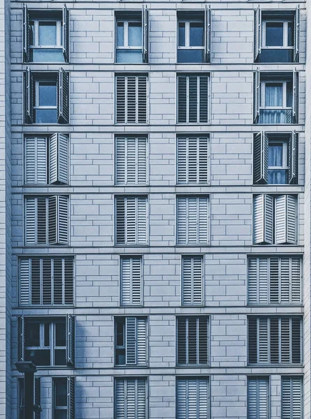 Вертикальний Знімок Житлового Будинку Віконними Жалюзі — стокове фото