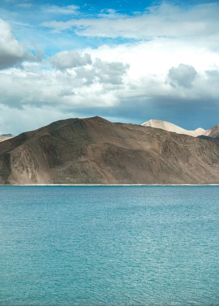 Uma Foto Vertical Uma Vista Panorâmica Lago Pangong Montanhas Fundo — Fotografia de Stock