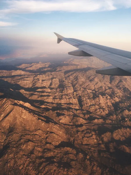 Pionowy Widok Kanionu Naturalny Krajobraz Okna Samolotu — Zdjęcie stockowe