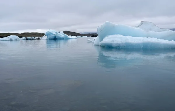 Een Stevige Winterochtend Jokulsarlon Gletsjerlagune Ijsland Met Ijsbergen Die Smelten — Stockfoto