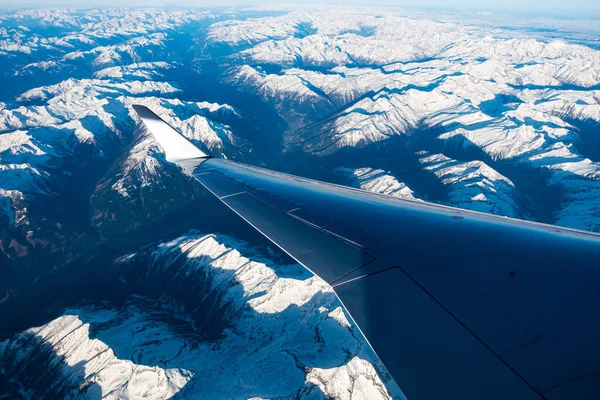 Uma Vista Deslumbrante Paisagem Montanhosa Coberta Neve Avião — Fotografia de Stock