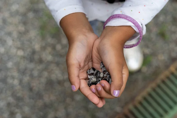Nahaufnahme Der Hände Eines Kleinen Mädchens Die Felsen Freien Zeigen — Stockfoto