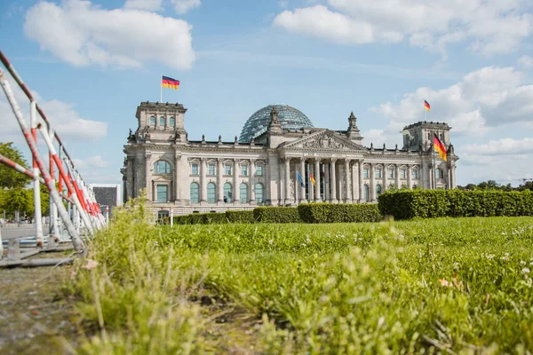 位于德国柏林共和国广场的Reichstag大楼在草坪的前景 — 图库照片