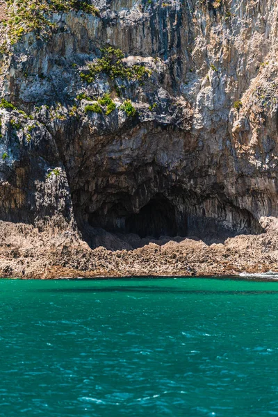 Disparo Vertical Acantilado Sobre Hermoso Mar Durante Luz Del Sol —  Fotos de Stock