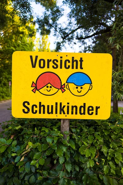 Uma Escola Advertência Alemã Assina Parque — Fotografia de Stock