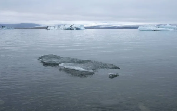 Een Heldere Winterochtend Jokulsarlon Gletsjerlagune Ijsland Met Ijsbergen Het Wateroppervlak — Stockfoto