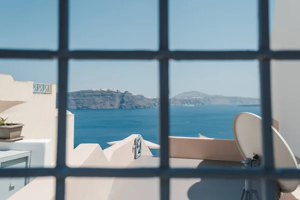 Paisaje Marino Tranquilo Visto Desde Ventana Cristal Rejilla Santorini —  Fotos de Stock