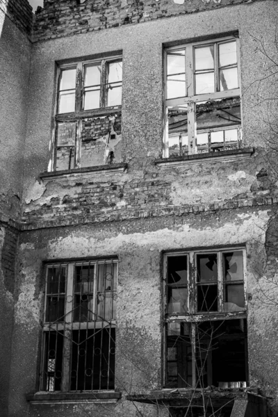 Bulgar Köyündeki Terk Edilmiş Okulun Dikey Gri Tonlu Görüntüsü — Stok fotoğraf