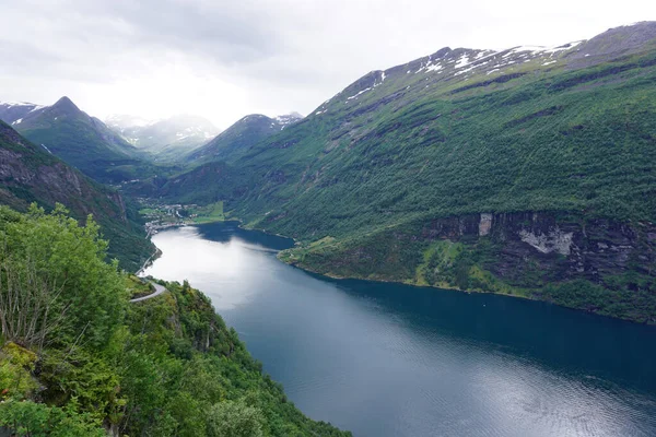 Dech Beroucí Výhled Geirangerfjord Vesnice Geiranger Západním Norsku — Stock fotografie