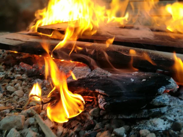 Zbliżenie Ujęcia Płonącego Drewna Zewnątrz — Zdjęcie stockowe