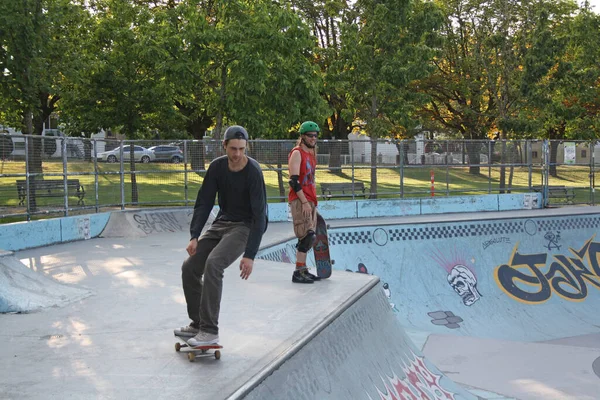 Vancouver Canada Ago 2019 Muitos Patinadores Treinam Parque Público Skate — Fotografia de Stock