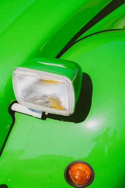Vertical Shot Headlight Green Vintage Car Parked Outdoors Sunny Day — Stock Photo, Image