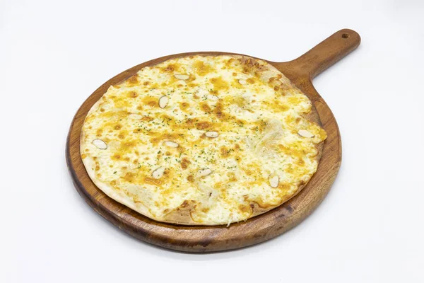 Tiro Close Uma Deliciosa Pizza Cheesy Uma Tábua Madeira Isolada — Fotografia de Stock