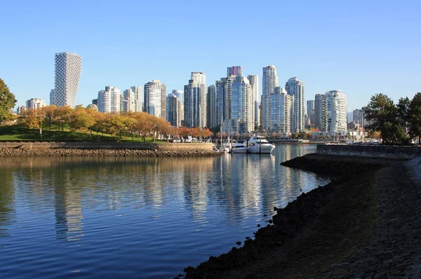 Krásný Záběr Města Vancouver Odrážející Čisté Klidné Vodě Kanadě — Stock fotografie