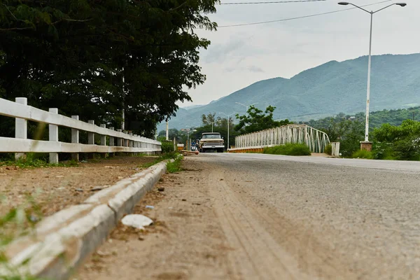 Vintage Rural Pesados Caminhão Atravessando Uma Estrada Ponte — Fotografia de Stock