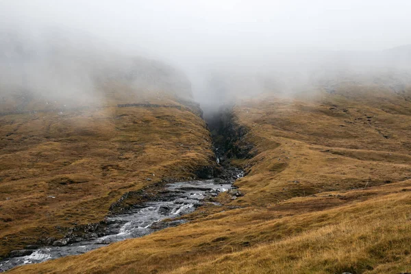 フォギー キャニオンフェロー諸島 山岳地帯だ 川と霧の山の峡谷 北欧の風景 — ストック写真