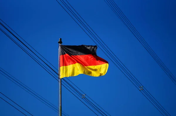 Deutsche Flagge Vor Hochspannungsleitungen Sonniger Kontrast Sonnigem Blauem Himmel Deutsche — Stockfoto