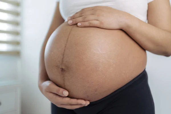 Ung Gravid Kvinna Vitt Håller Sin Mage — Stockfoto