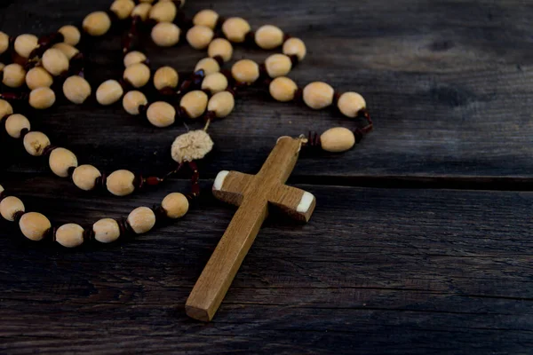 Szczegół Krzyża Katolickiego Różańca Drewnie Wiejskim — Zdjęcie stockowe