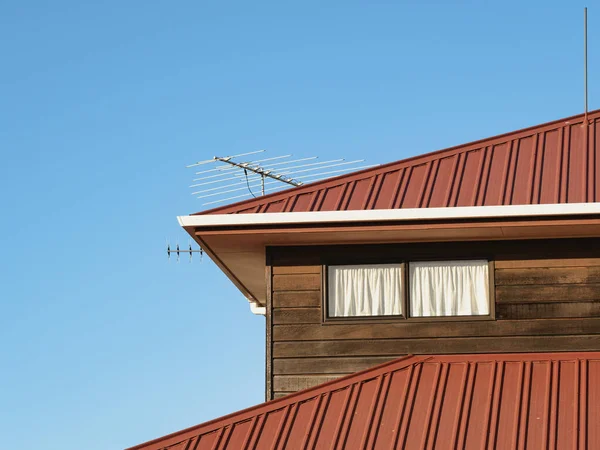 Casa Com Primeiro Andar Sob Telhado Quadril Metal Tábuas Cedro — Fotografia de Stock