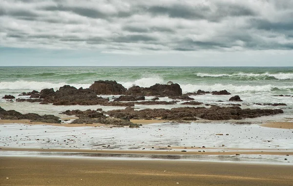 Uma Bela Vista Uma Praia Sob Nublado — Fotografia de Stock