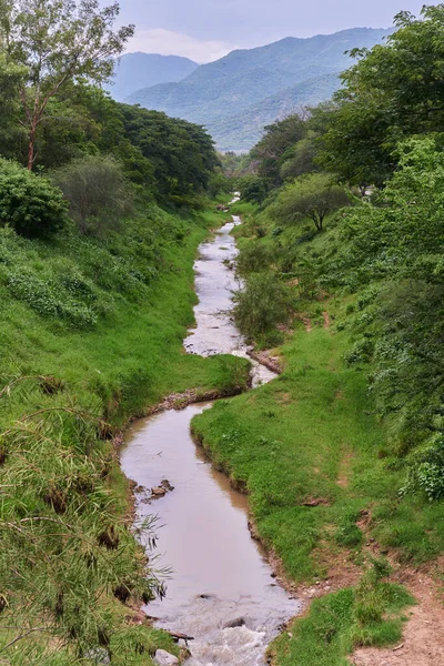 Pequeño Río Que Cruza Medio Unas Montañas Con Paisaje Muy — Foto de Stock