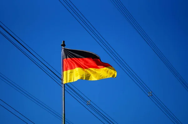 Deutsche Flagge Vor Hochspannungsleitungen Sonniger Kontrast Sonnigem Blauem Himmel Deutsche — Stockfoto