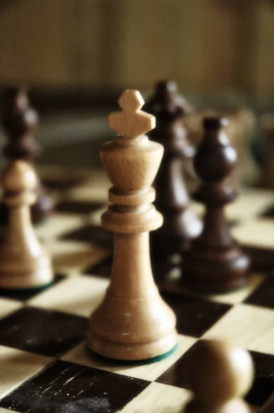 Eine Vertikale Aufnahme Eines Schachbretts Mit Figuren — Stockfoto