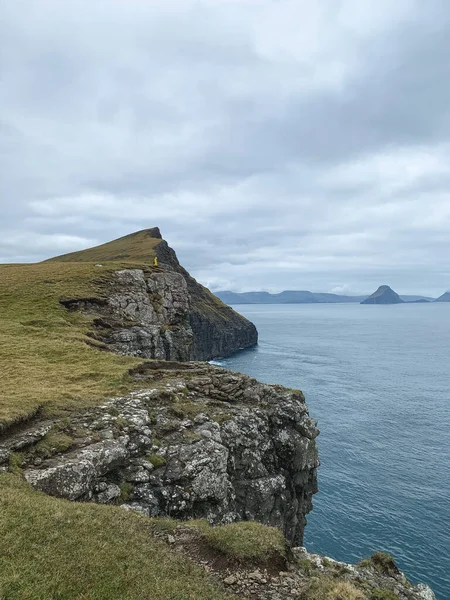 Cliffs Faroe Islands Blue Ocean Cliffs Green Fields Grass Foreground — Stock Photo, Image