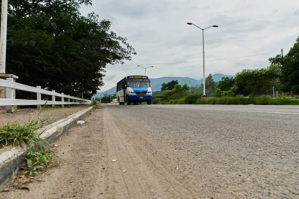 通过公路和桥梁运送农村人口的城市卡车 — 图库照片