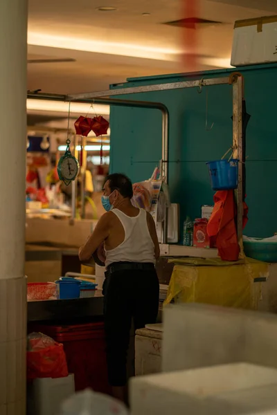 Singapore Singapore Σεπτεμβρίου 2021 Άνθρωπος Που Εργάζεται Στάβλο Πωλώντας Ψάρια — Φωτογραφία Αρχείου