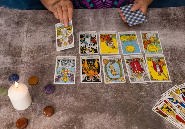 Yaşlı Beyaz Saçlı Kadın Tahta Bir Masada Elinde Mumla Tarot — Stok fotoğraf