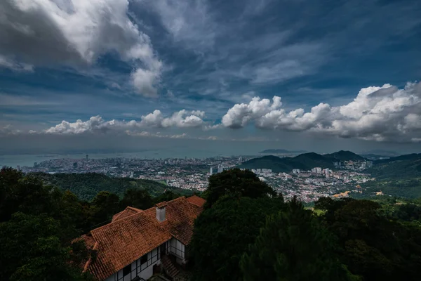 Uma Casa Numa Montanha Rodeada Vegetação Com Vista Para Aldeia — Fotografia de Stock