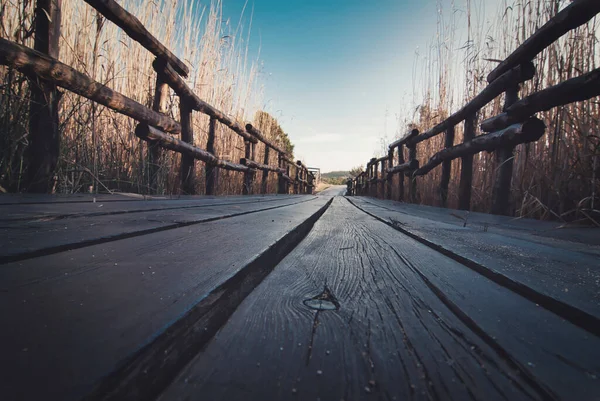 Tiro Ponto Fuga Uma Velha Ponte Madeira Meio Campo — Fotografia de Stock