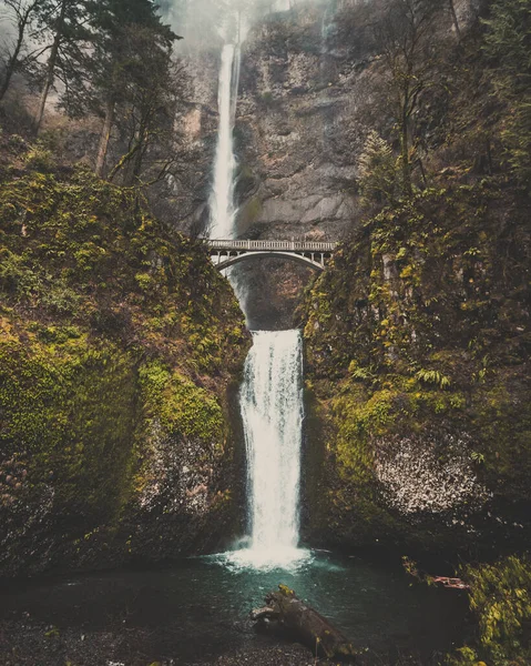 Vertikal Bild Multnomah Falls Vackert Vattenfall Med Bro — Stockfoto