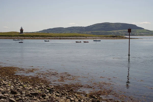 Eau Calme Une Côte Rocheuse Avec Des Voiliers Phare Loin — Photo