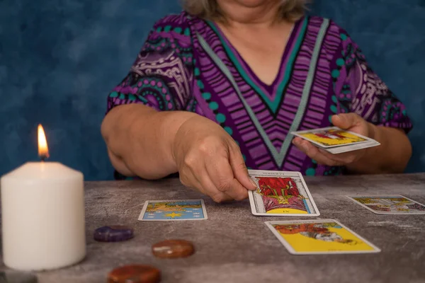 Yaşlı Beyaz Saçlı Kadın Tahta Bir Masada Elinde Mumla Tarot — Stok fotoğraf