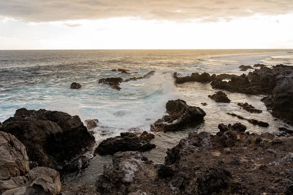 Tiro Grandes Olas Salpicando Las Rocas Paisaje Marino — Foto de Stock