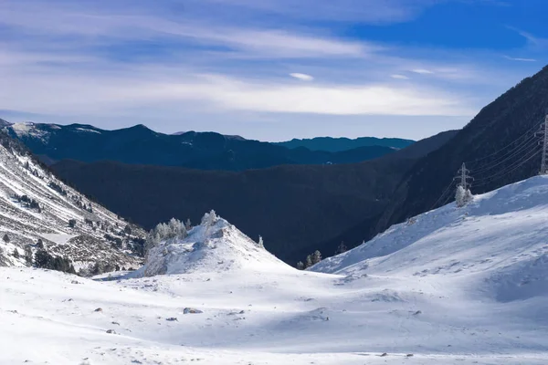 Una Splendida Vista Sulla Montagna Coperta Neve Una Giornata Invernale — Foto Stock
