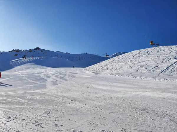Güneşli Bir Kış Gününde Karla Kaplı Güzel Bir Dağ Manzarası — Stok fotoğraf