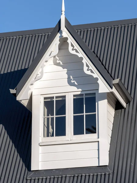 Gabled Dormer Białą Drewnianą Okładziną Szary Dach Metalowy — Zdjęcie stockowe