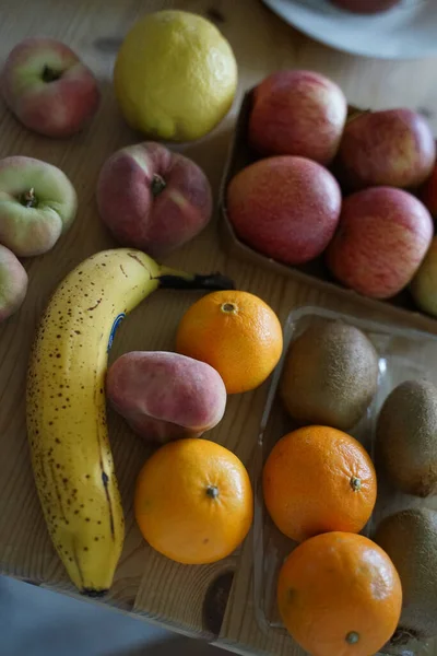 Las Diversas Frutas Frescas Tablero Madera —  Fotos de Stock