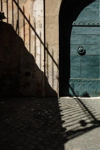 Μια Κάθετη Λήψη Μιας Παλιάς Πόρτας Στο Βατικανό Κατά Διάρκεια — Φωτογραφία Αρχείου