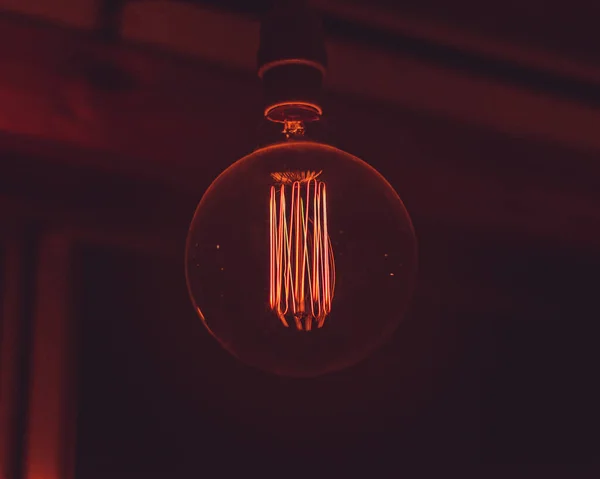 Close Filamento Lâmpada Que Brilha Escuridão — Fotografia de Stock