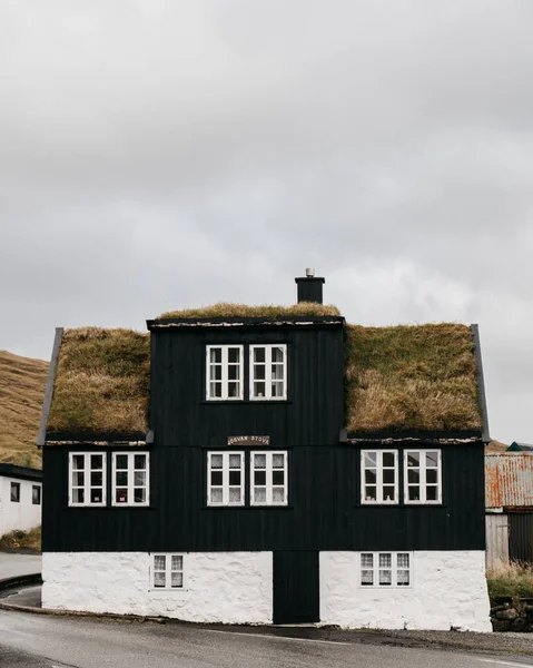 Casa Preta Madeira Com Telhado Grama Casa Nas Ilhas Faroé — Fotografia de Stock