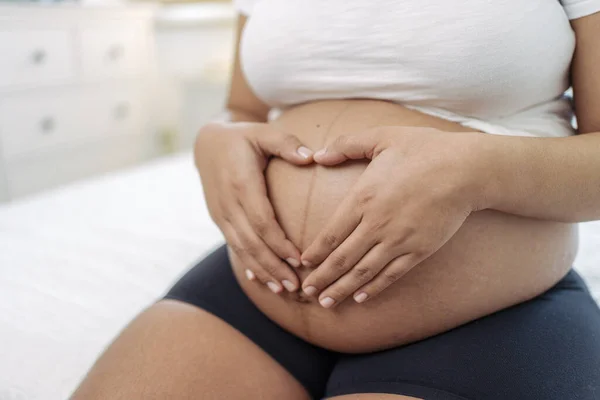 Ung Gravid Kvinna Vit Säng — Stockfoto