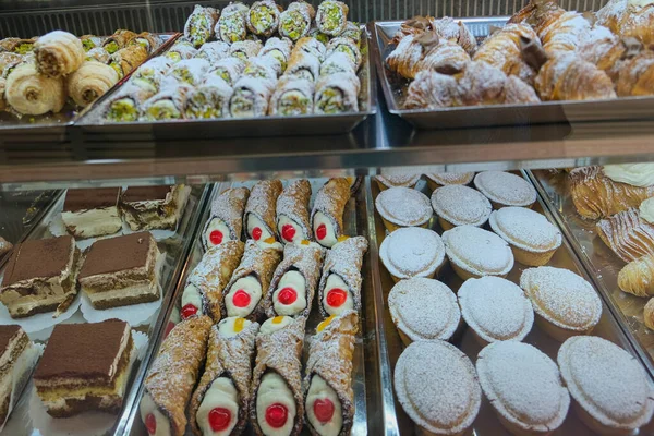 Showcase Italian Bar Typically Sweet Creamy Dessert — Stock Photo, Image