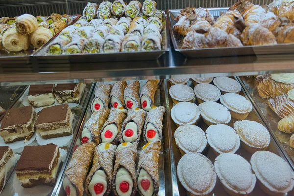 Vitrine Einer Italienischen Bar Mit Typisch Süßem Cremigem Dessert — Stockfoto